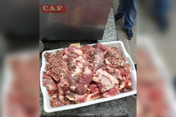 Carne foi encontrada no mercado sem rótulos que informassem a procedência