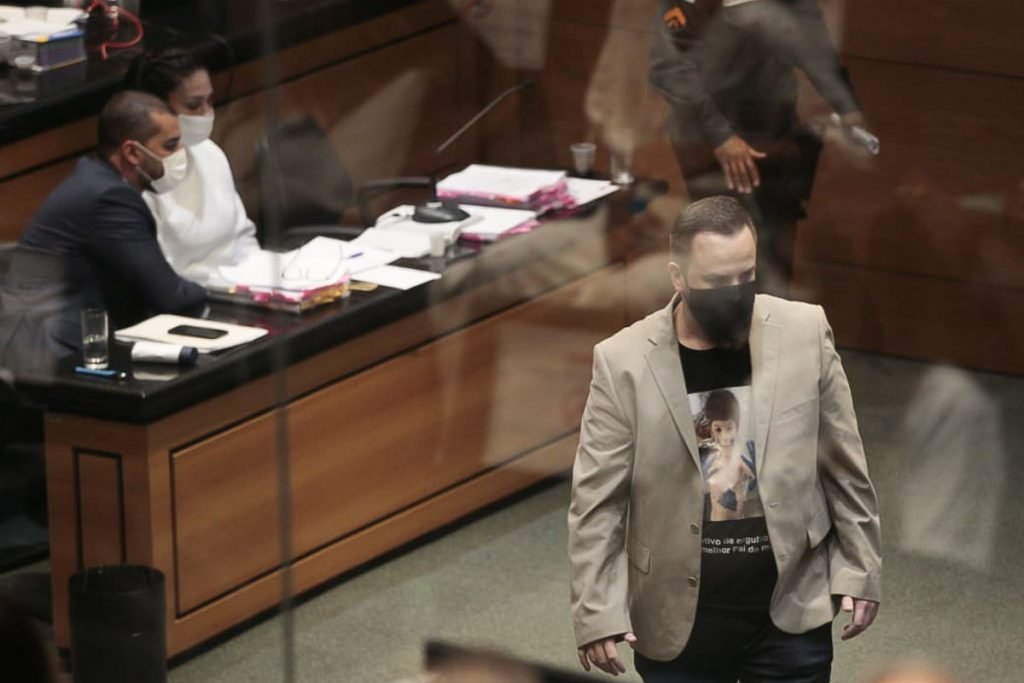 Leniel Borel, pai do menino Henry, passa pela mãe do garoto durante a primeira sessão de julgamento do caso Henry Borel