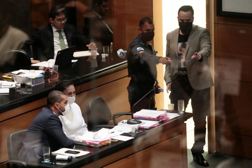 Leniel Borel, pai do menino Henry, passa pela mãe do garoto durante a primeira sessão de julgamento do caso Henry Borel 5
