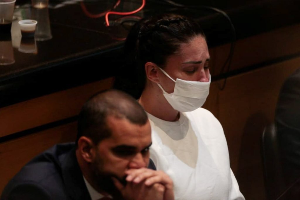 mãe do garoto durante a primeira sessão de julgamento do caso Henry Borel