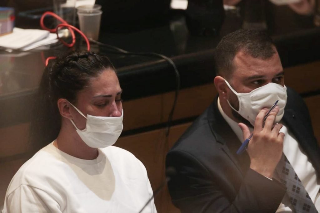 Mãe do garoto durante a primeira sessão de julgamento do caso Henry Borel 1