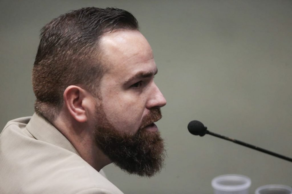 Leniel Borel, pai do menino Henry, e mãe do garoto durante a primeira sessão de julgamento do caso Henry Borel 10