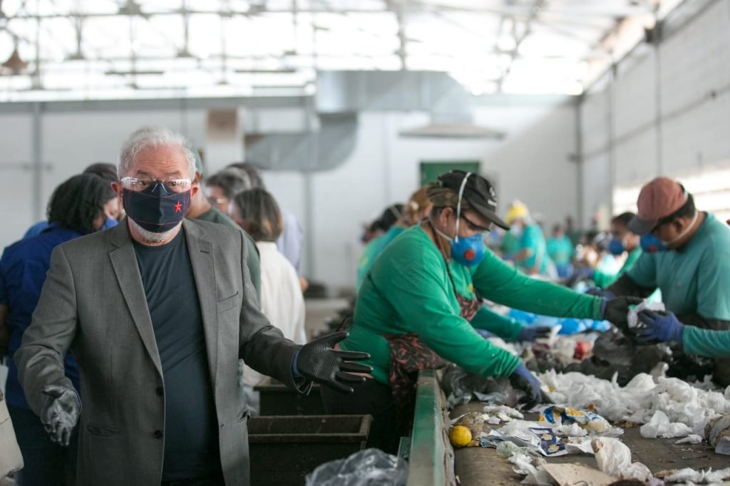 Lula visita central de reciclagem no DF