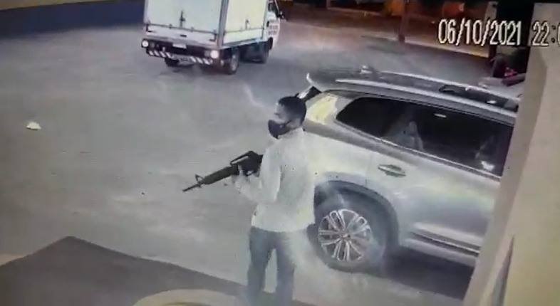 Assalto com fuzis a supermercado de Vicente Pires