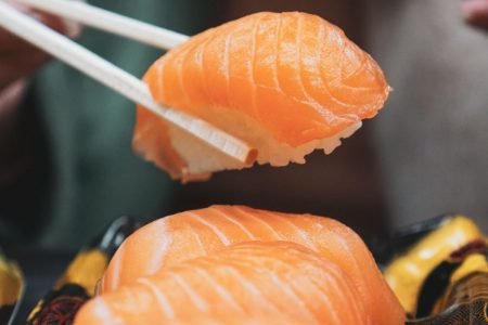 Na foto, um sushi de salmão - Metrópoles