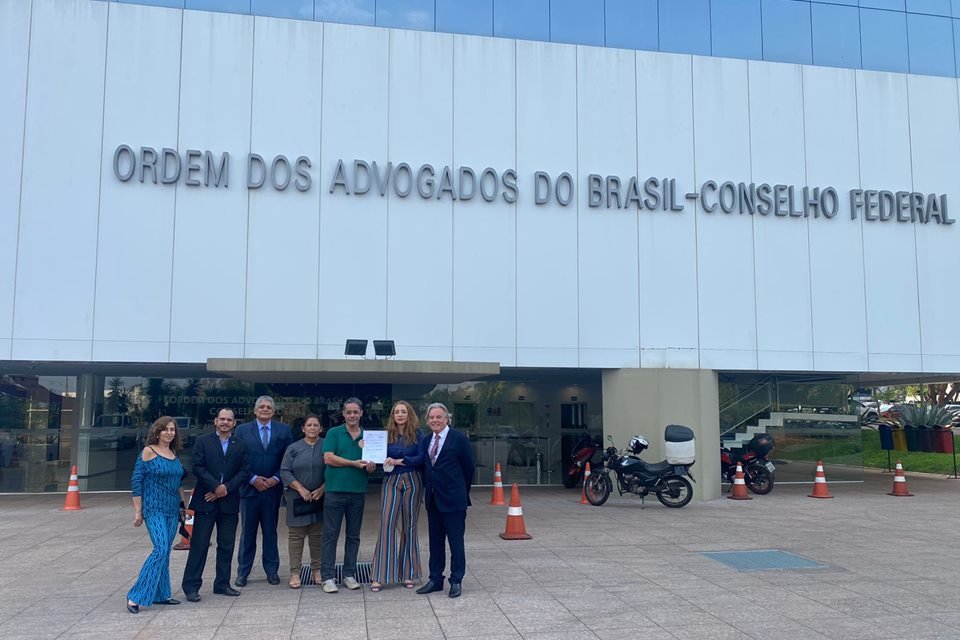 Advogados pedem afastamento de presidente da OAB, Felipe Santa Cruz