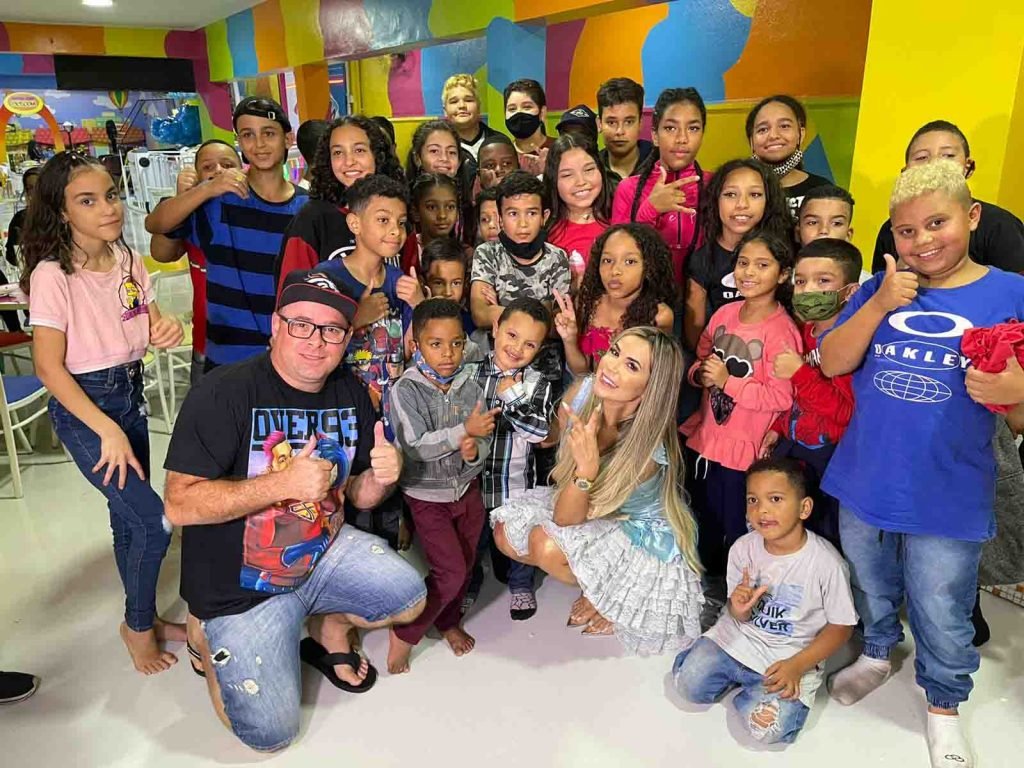 Deolane Bezerra festa para crianças