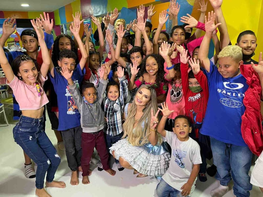 Deolane Bezerra festa para crianças