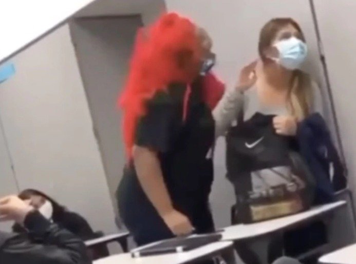 Professora tira máscara para intimidar aluna nos EUA. Veja vídeo