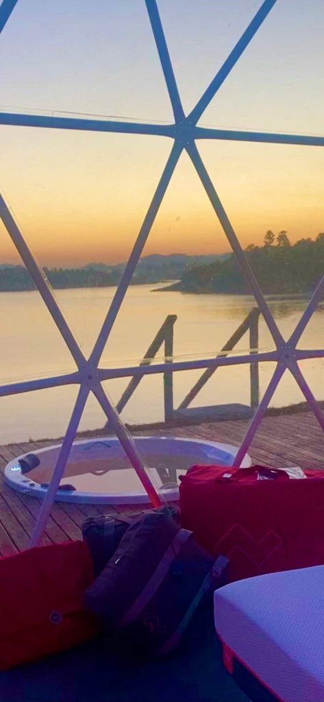 A Bubble Experience tem na área externa uma banheira de hidromassagem