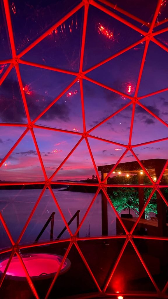 A iluminação da Bubble Experience pode ser personalizada pelo hóspede
