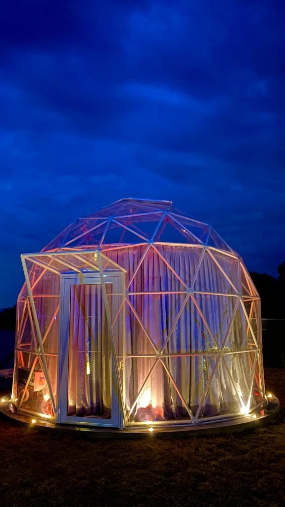 Na parte interna, a Bubble Experience tem ar condicionado, TV, wi-fi, frigobar e cafeteira