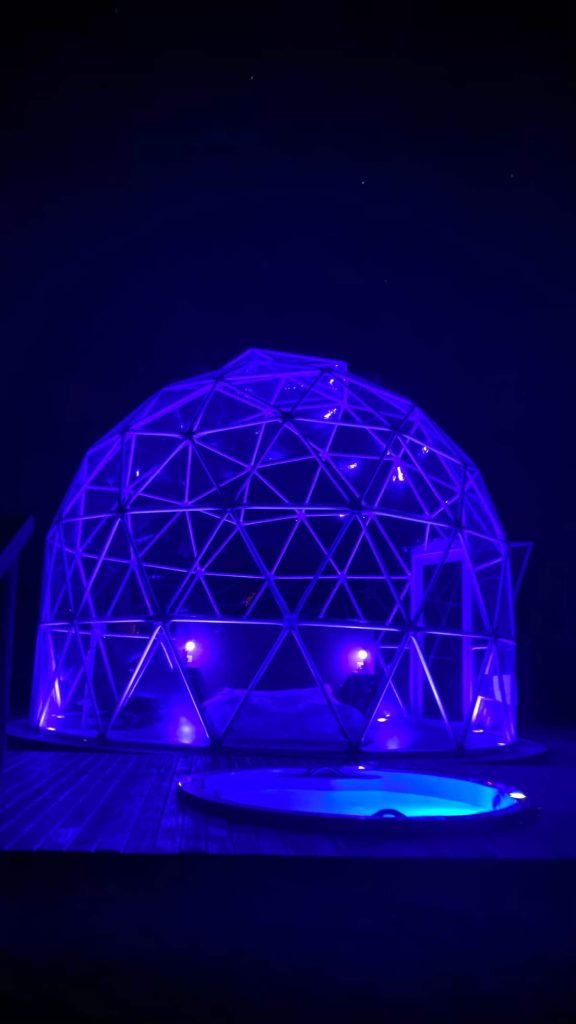 A Bubble Experience também garante o glamping oferecendo espumante de cortesia, cooktop, taças de cristal e secador de cabelo