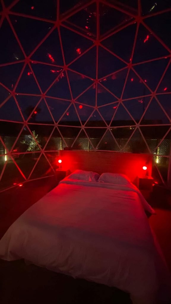 Outro item de glamping da Bubble Experience é a cama queen
