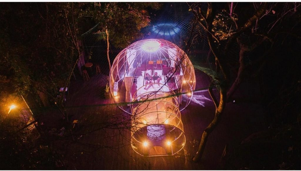 A Cabana da Bolha garante o glamping oferecendo secador de cabelo e frigobar