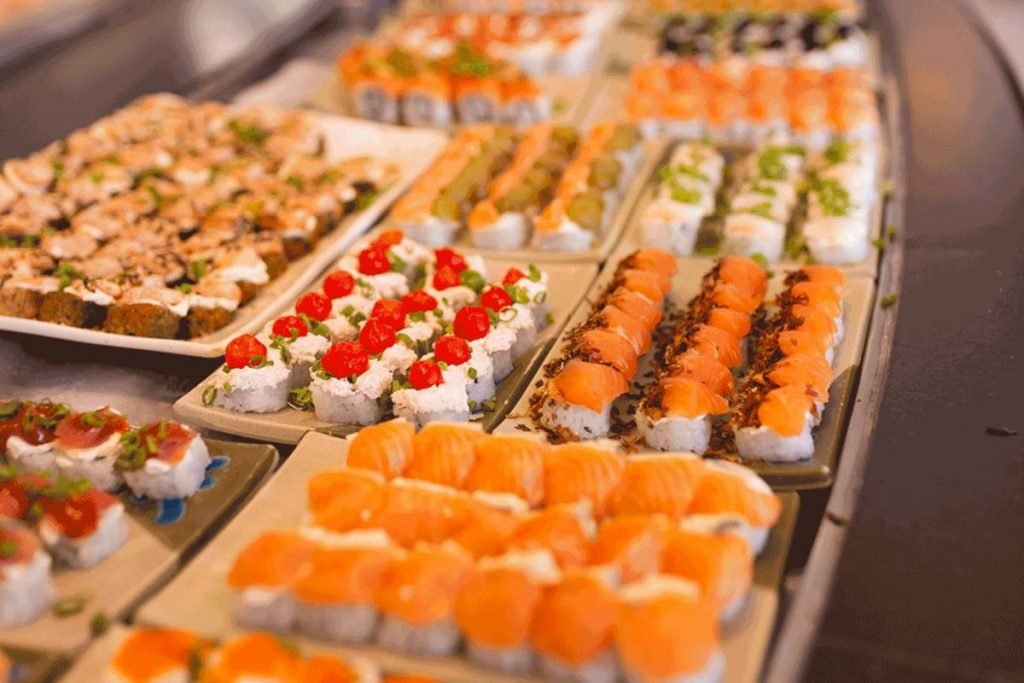 bufê de sushi