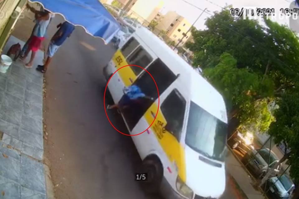 Menino caindo de van