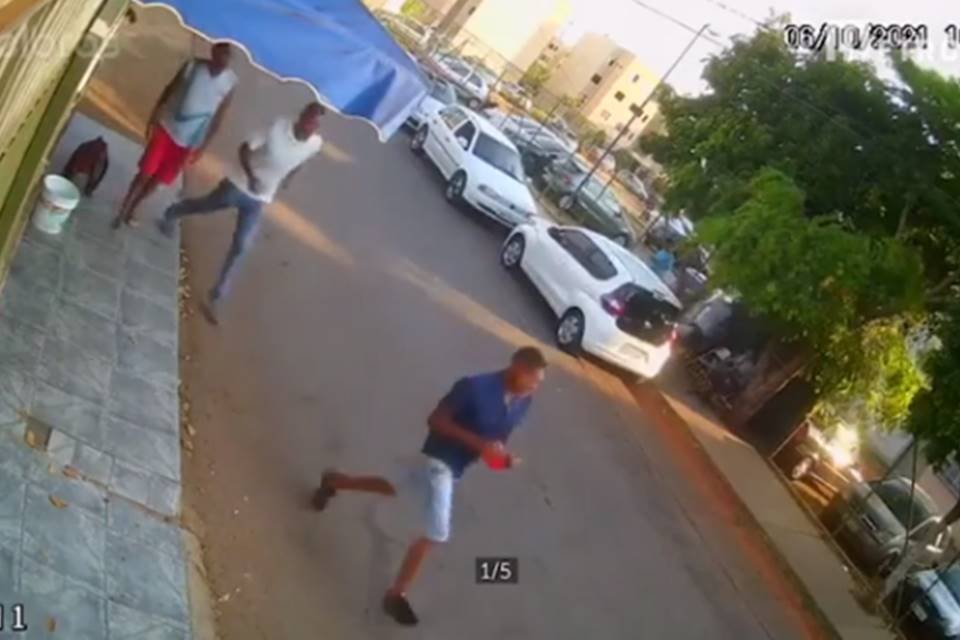 Menino caindo de van