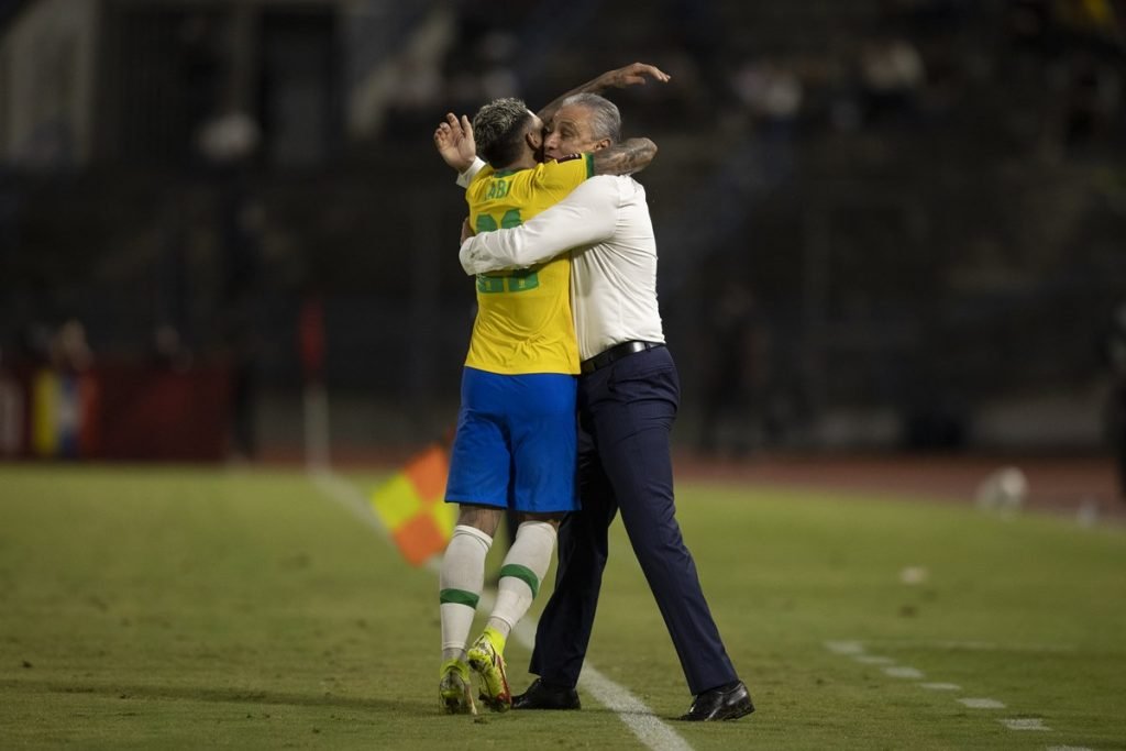 Gabigol abraçando Tite