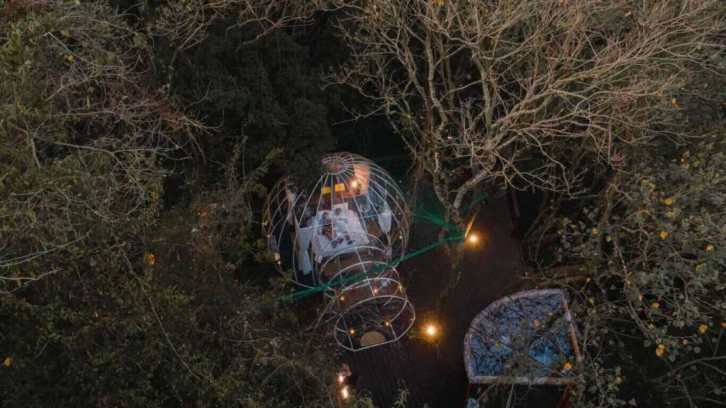 A Cabana na Bolha fica em Araçoiaba da Serra, a estrada é pavimentada até o acesso ao empreendimento