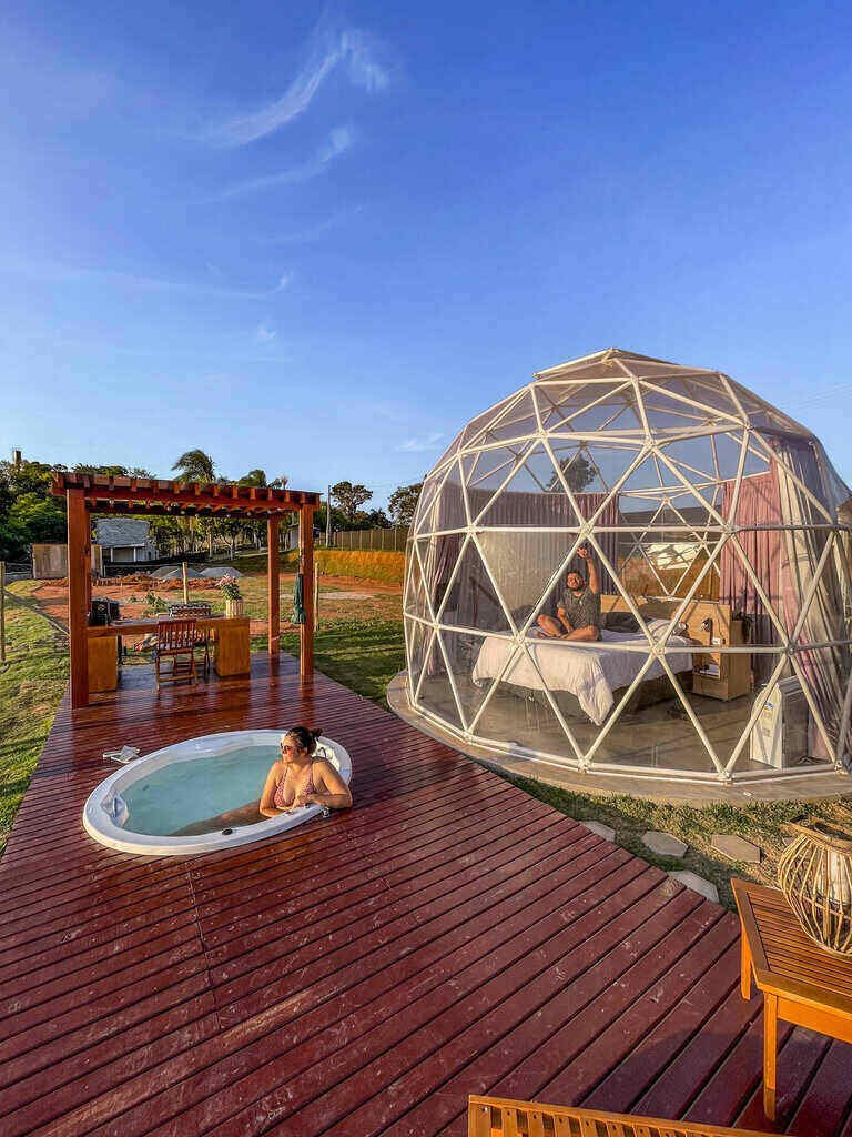 As duas opções de hospedagem acomodam duas pessoas; imagem registrada na Bubble Experience