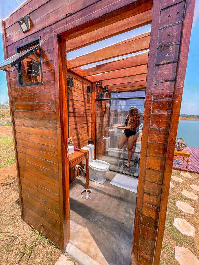 Na Bubble Experience (local desta foto) e na Cabana Home os banheiros são externos e têm uma parede transparente - considerando a visão de dentro para fora