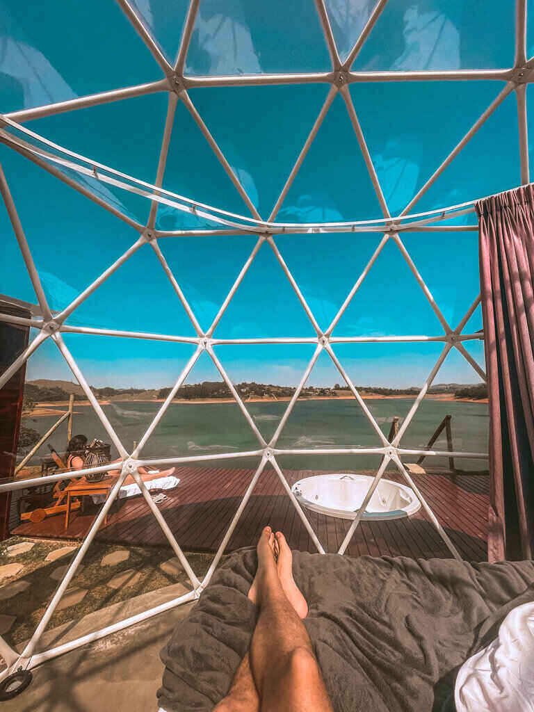 Carol Barduk, 29 anos, e Edu Feltrin, 27 anos, criadores do perfil no Instagram Turistando SP, já estiveram nas duas cabanas transparentes