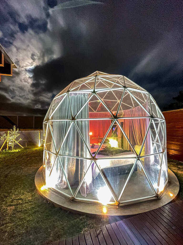 As cabanas transparentes têm uma cortina para garantir momentos de privacidade