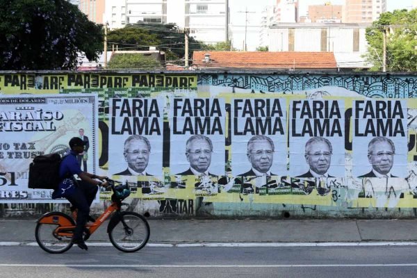 Lambe-Lambe com a imagem do Ministro da Economia Paulo Guedes em uma cédula de US$ 9,55 milhões é visto na Avenida Faria Lima, zona sul de São Paulo