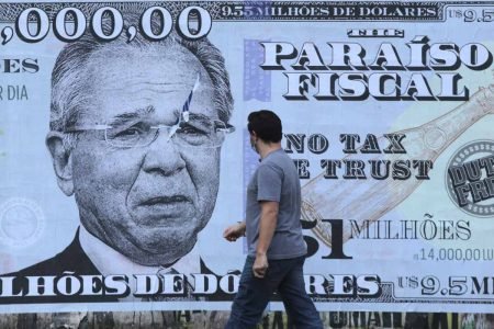 Lambe-Lambe com a imagem do Ministro da Economia Paulo Guedes em uma cédula de US$ 9,55 milhões é visto na Avenida Faria Lima, zona sul de São Paulo