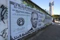 Lambe-Lambe com a imagem do Ministro da Economia Paulo Guedes em uma cédula de US$ 9,55 milhões é visto na Avenida Faria Lima, zona sul de São Paulo