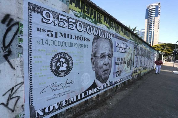 Guedes vai a Washington, em reunião com FMI, e deve atrasar depoimento à Câmara