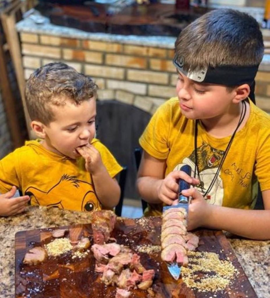 Bernardo e Vicente Leal comendo carne