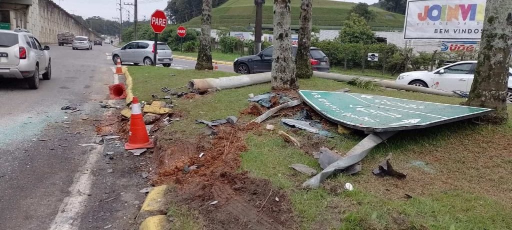 Bailarinos do DF ficam feridos em acidente entre van e caminhão em Joinville