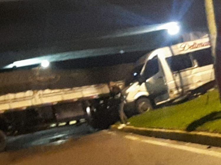 Bailarinos do DF ficam feridos em acidente entre van e caminhão em Joinville