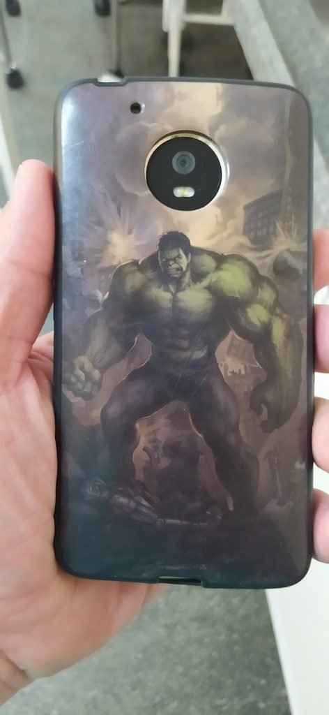 Celular atingido por tiro capinha Hulk2