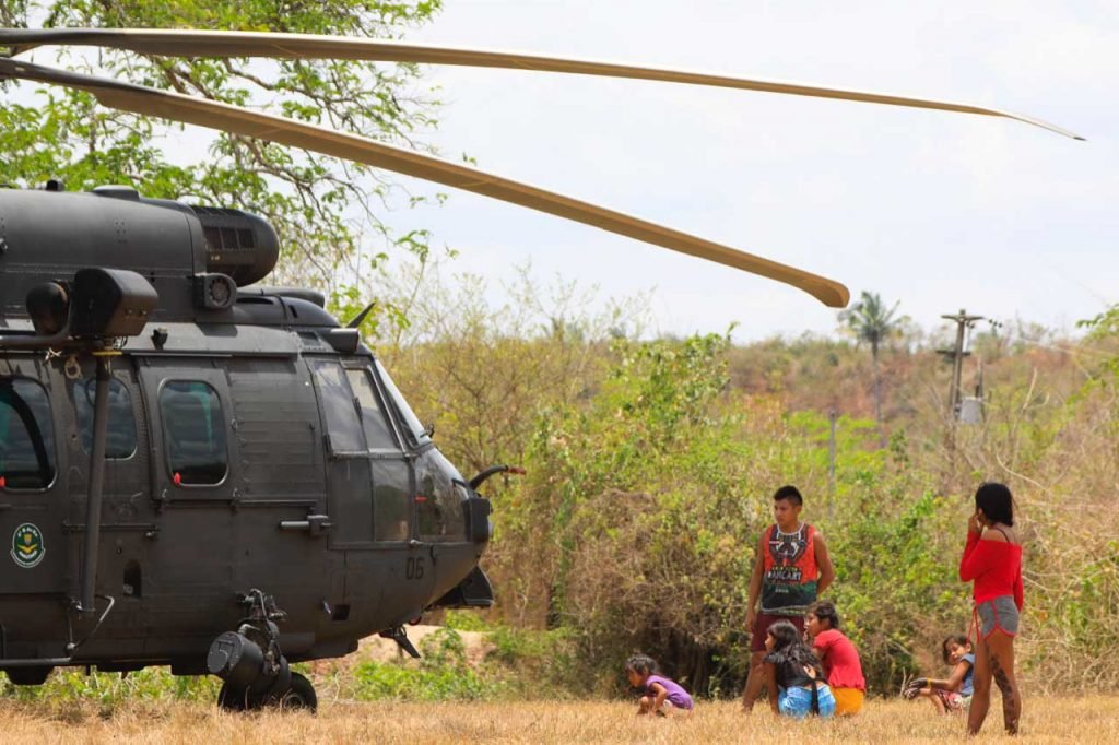 indigenas observam a chegada dos militares e medicos nas aldeias