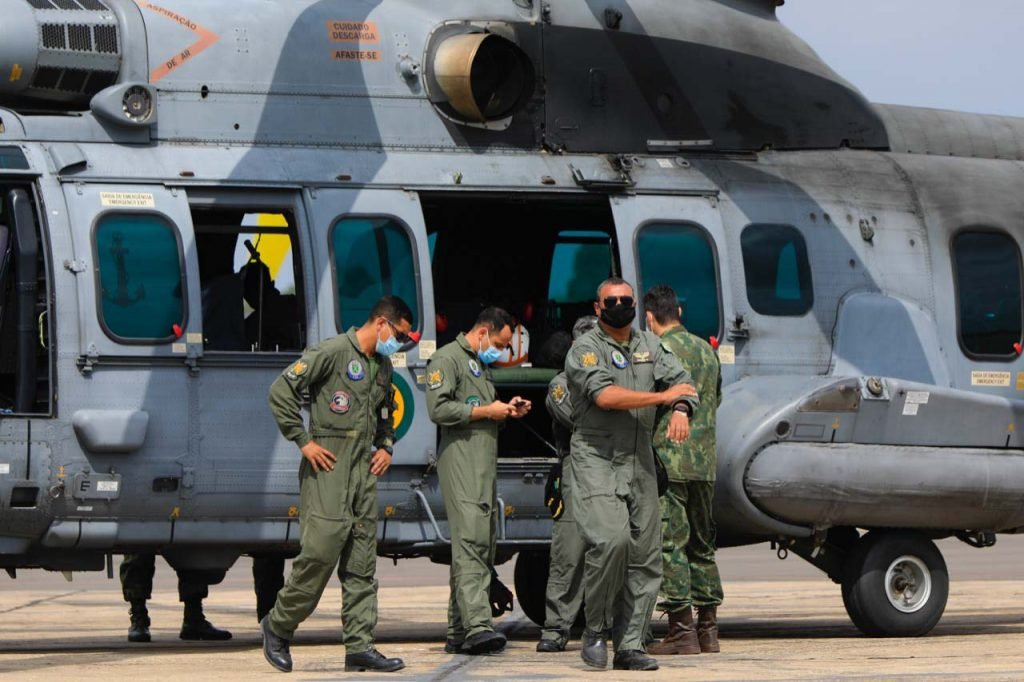 soldiers bring medicines and equipment to indigenous covid-19 tribes