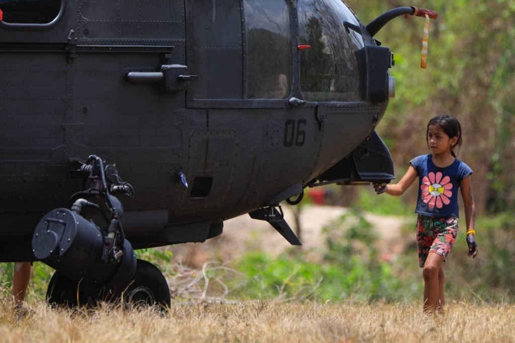 indigenas observam a chegada dos militares e medicos nas aldeias
