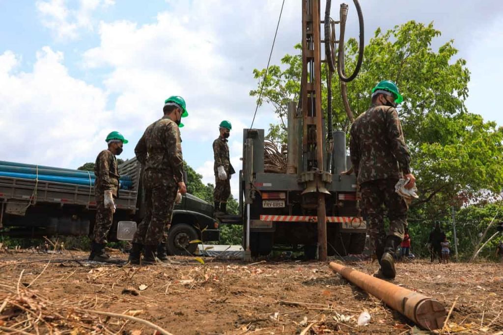 militares fazem poço artesiano na tribo