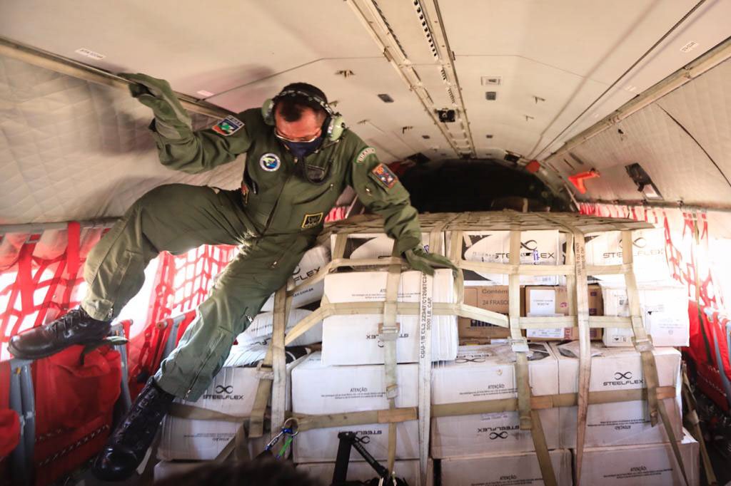 soldiers bring medicines and equipment to indigenous covid-19 tribes