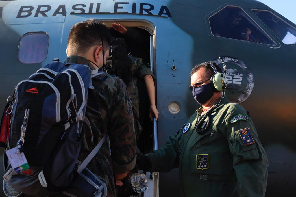 soldiers bring medicines and equipment to indigenous covid-19 tribes