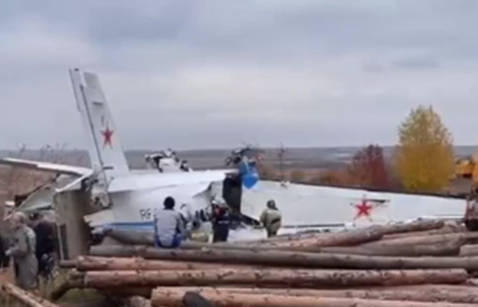 Avião com paraquedistas cai na Rússia e deixa mortos e feridos
