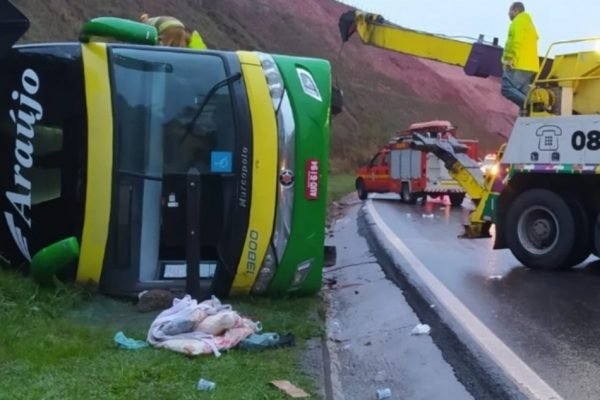 Mulher morre e 44 pessoas ficam feridas após ônibus tombar na BR-040