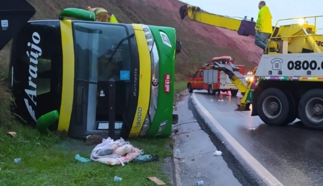 Mulher morre e 44 pessoas ficam feridas após ônibus tombar na BR-040