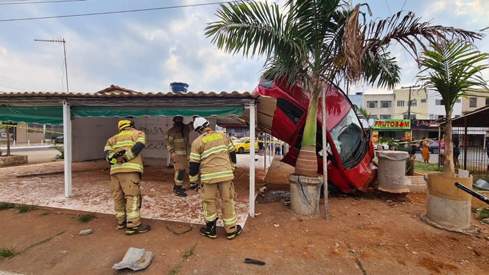 Carro capotado