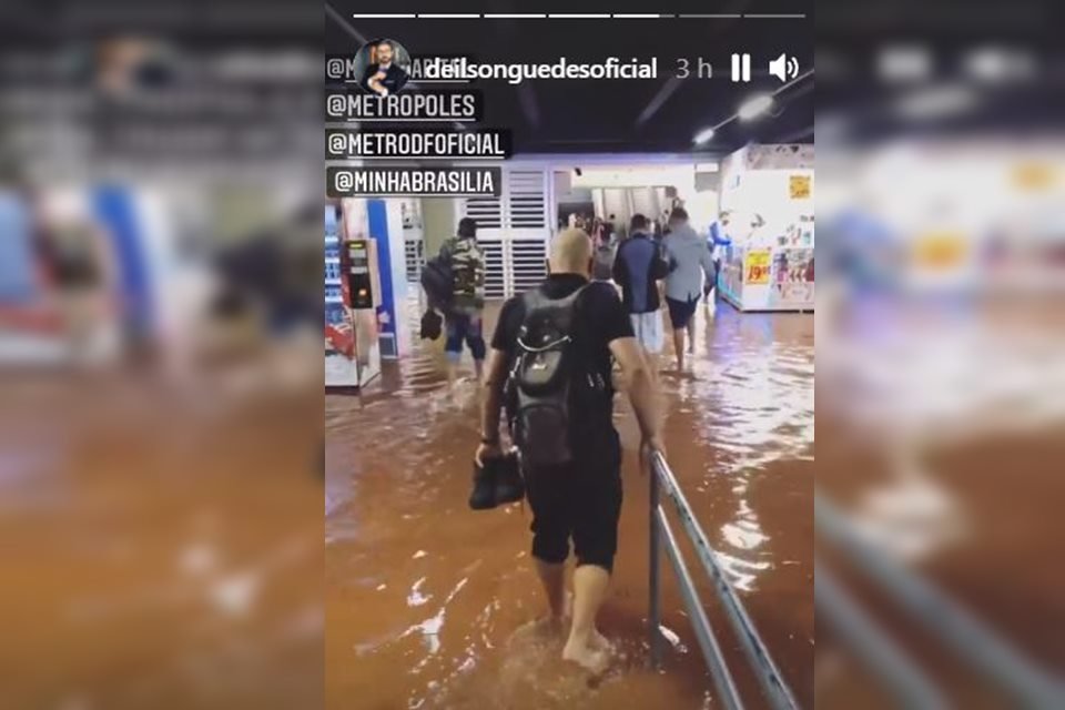 Estação Central do Metrô-DF fica alagada após chuvas