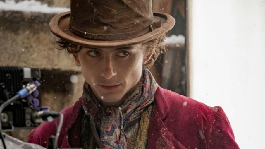 Timothée Chalamet divulga primeira foto como Willy Wonka no novo filme