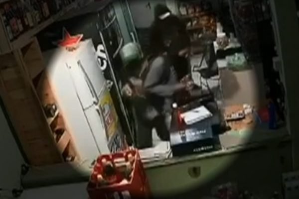 Câmera de monitoramento registra assalto em distribuidora, em Senador Canedo, Goiás
