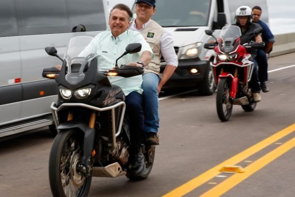 Bolsonaro pilotando uma motocicleta - Metrópoles